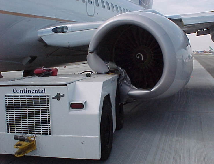 continental 737 engine strike with aircraft tug