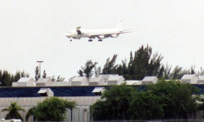 boeing 707 cargo door comes open in flight
