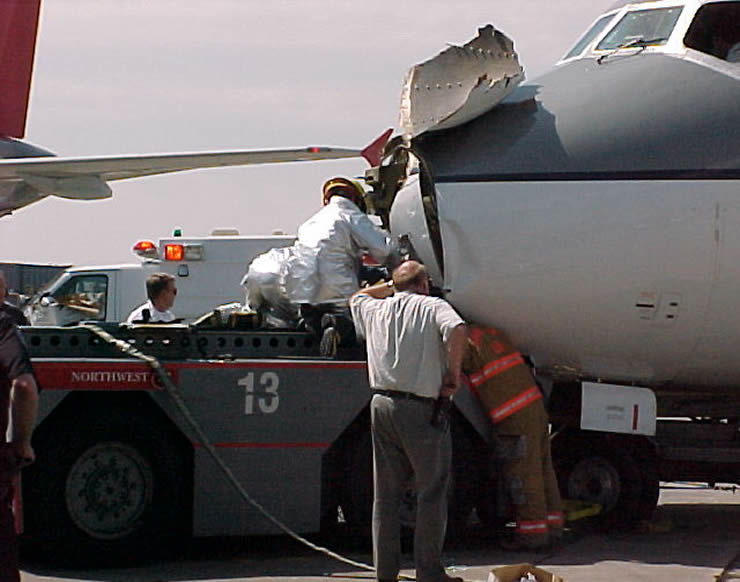 northwest airlines dc9 collides with tug