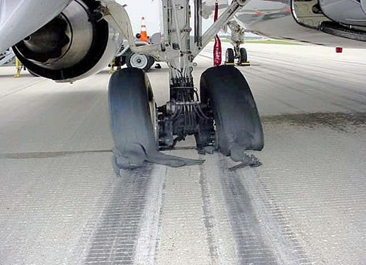 boeing 767 runway tire explosion