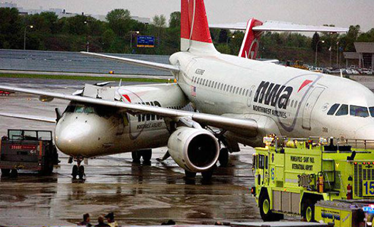 nwa aircraft collide at airport gate