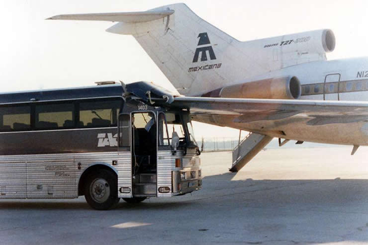 mexicana boeing 727 strikes bus