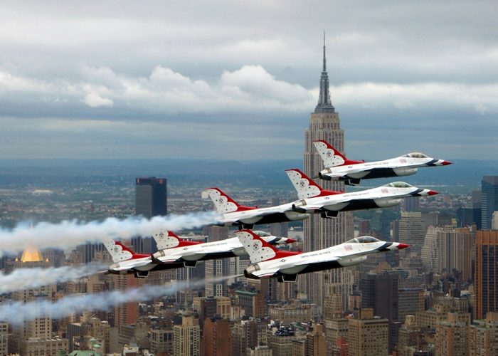 USAF Thunderbirds fly over New York City