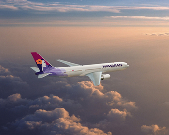 hawaiian airlines 767 flying over the pacific ocean to honolulu