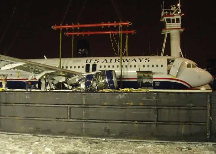 US AIRWAYS AIRBUS A320 AIRLINER FLIGHT 1549 EMERGENCY LANDING ON THE HUDSON PICTURE