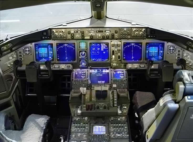 boeing 777 cockpit photo