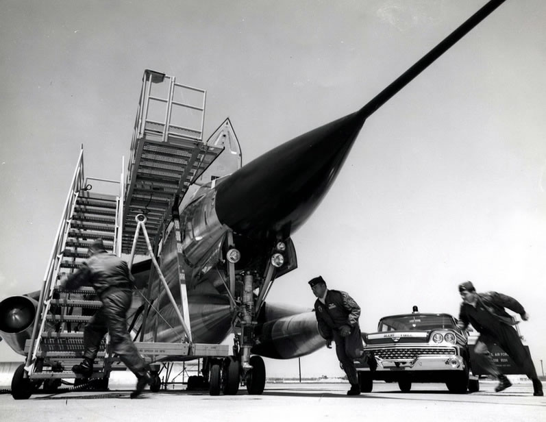 Crew scramble - B-58 Bomber