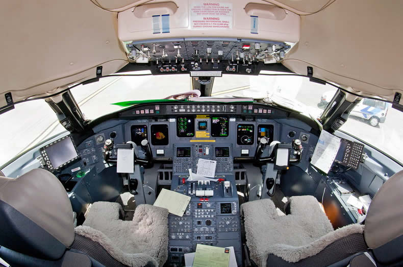 crj 1000 regional jet cockpit photo