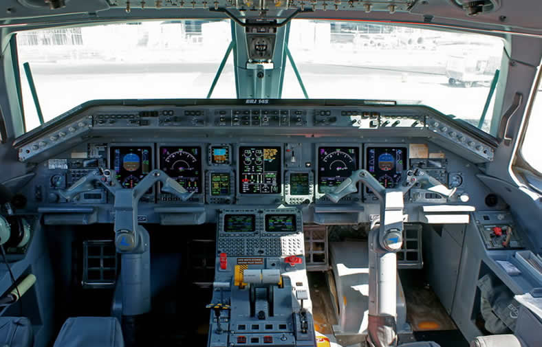embraer erj145 jet cockpit photo